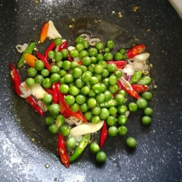 Masukkan leunca, masak sebentar.