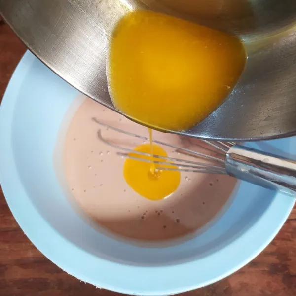 Tuang margarin cair dan vanila essence, aduk rata. Diamkan adonan selama 60-120 menit.