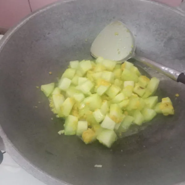 Masukkan labu oseng-oseng hingga setengah matang.