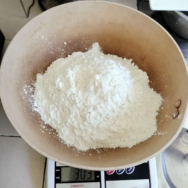 Campurkan tepung beras, gula pasir, dan tepung tapioka