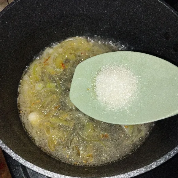 Tambahkan gula.