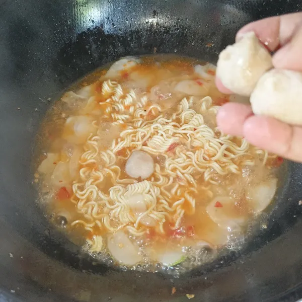 Tambahkan bakso dan bumbui dengan garam, lada bubuk dan kaldu jamur.