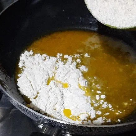 Panaskan air, lalu masukkan mentega/margarin masak hingga mendidih. Lalu masukkan tepung terigu