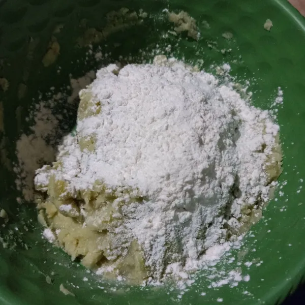 Lalu tambahkan tepung tapioka dan campur sampai merata.