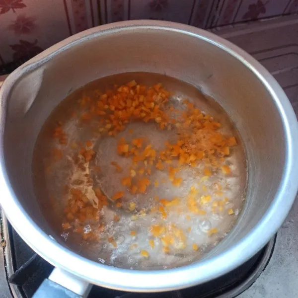 Rebus air hingga mendidih, setelah mendidih masukkan wortel lalu rebus hingga setengah matang.