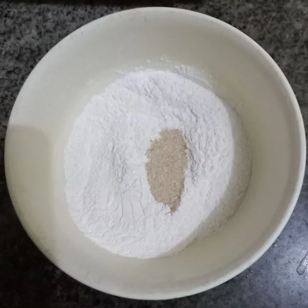 Dalam wadah campur tepung ketan putih, tapioka, garam dan gula pasir, aduk rata.