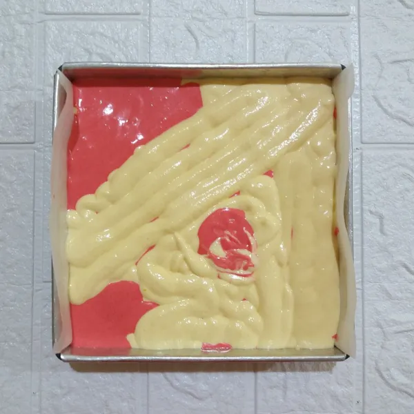 Semprotkan adonan warna dan original secara bergantian ke loyang, panggang dengan suhu 160° api atas bawah sekitar 20 menit.