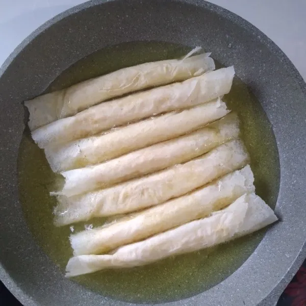 Panaskan minyak, goreng sampai kuning kecoklatan. Angkat dan tiriskan.