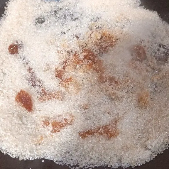 Panaskan gula pasir dengan api kecil, setelah sebagian gula meleleh lalu aduk hingga gula mencair semua.