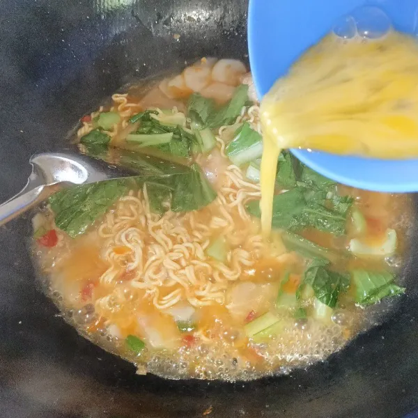 Tuang telur yang sudah dikocok lepas, aduk-aduk sampai matang, koreksi rasanya dan siap disajikan.