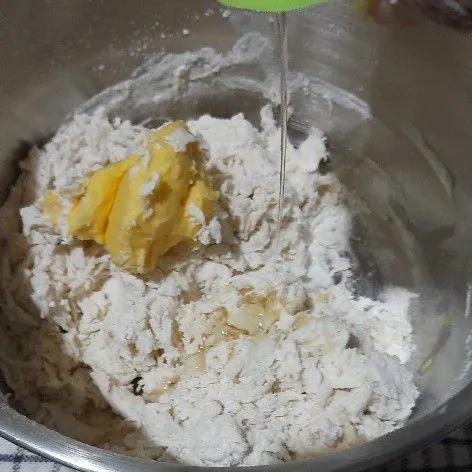 Tambahkan margarin dan minyak, uleni hingga kalis.