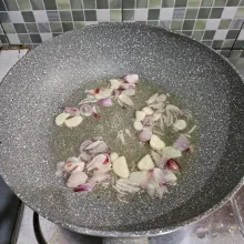 Tumis bawang merah dan bawang putih hingga wangi.
