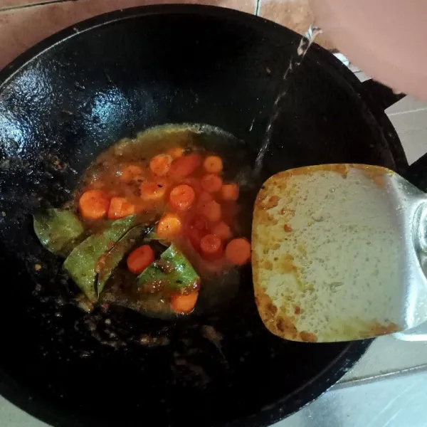 Masukkan wortel dan air masak hingga agak lunak sekitar 5 menit.