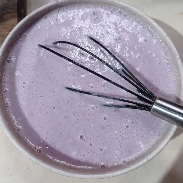 Masukan tepung terigu, garam, santan, dan ubi ungu halus. Aduk sampai adonan tidak bergerindil