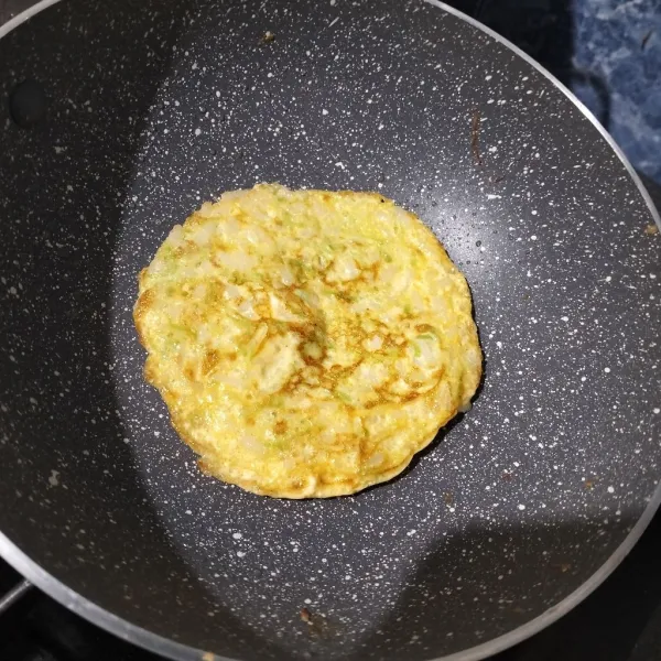 Jangan lupa dibalik. Masak sampai kedua sisi matang kemudian angkat.