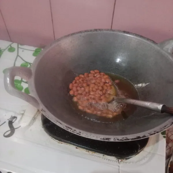 Goreng terlebih dahulu kacang tanah.