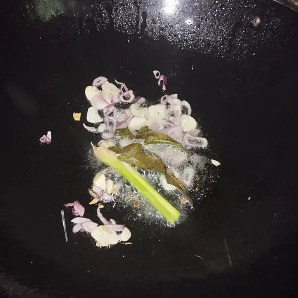 Tambahkan serai dan daun salam.