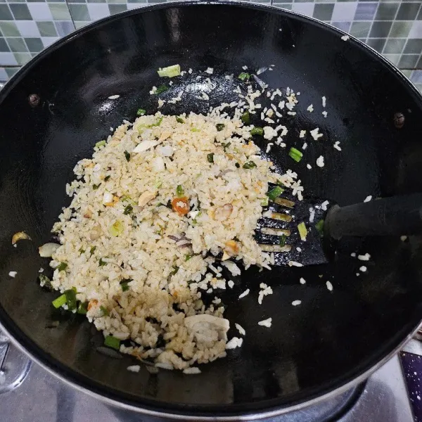 Masak hingga bumbu meresap dan nasi agak kering. Lalu koreksi rasanya dan matikan api.