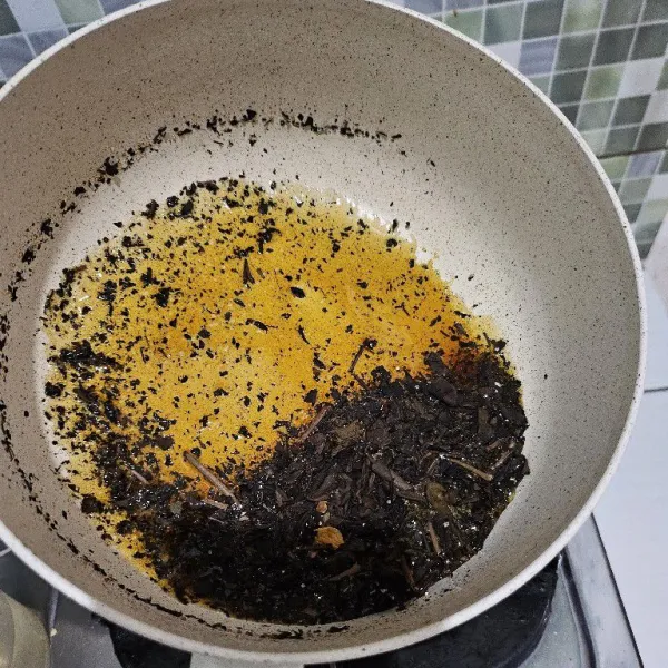 Jika gula sudah mulai menjadi karamel, kecilkan api