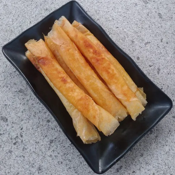 Setelah kecoklatan dan matang, maka hidangan siap disajikan.