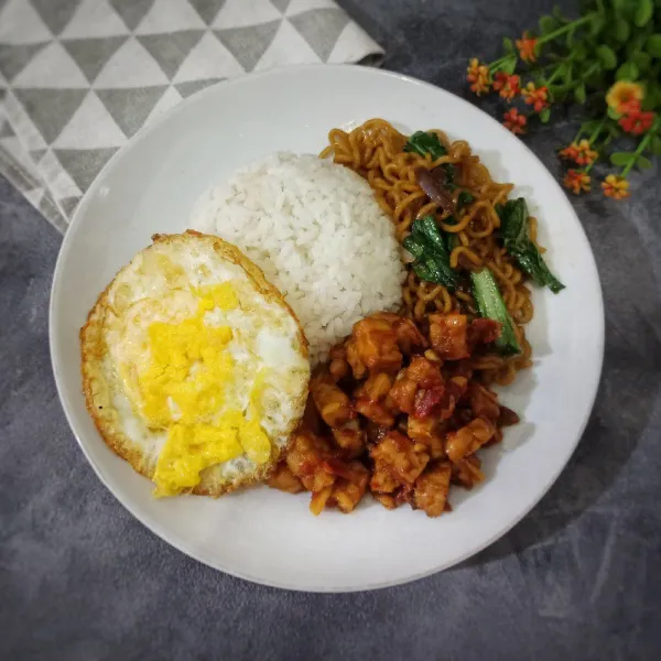 Sajikan nasi ponggol dengan bahan pelengkap lainnya.