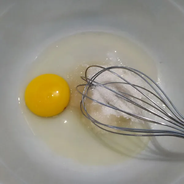 Kocok telur dan gula pasir menggunakan whisk hingga gula larut