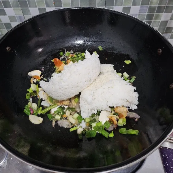 Masukkan nasi, aduk rata.