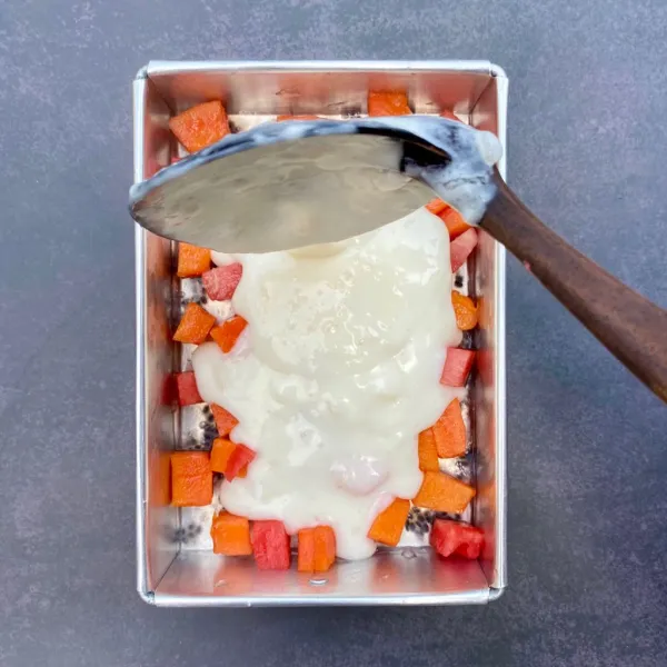 Tuangkan pudding santan diatas loyang, lalu simpan dalam lemari es selama 3 jam. Sajikan.