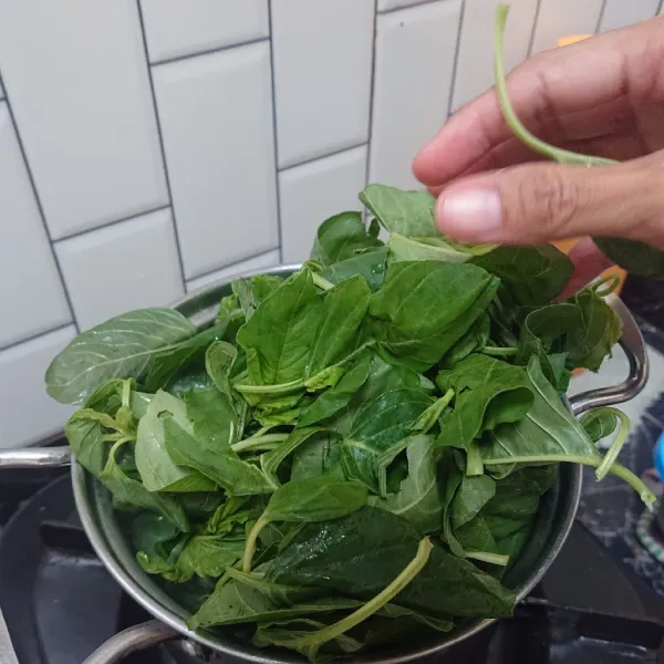 Kemudian masukkan bayam. Aduk rata.