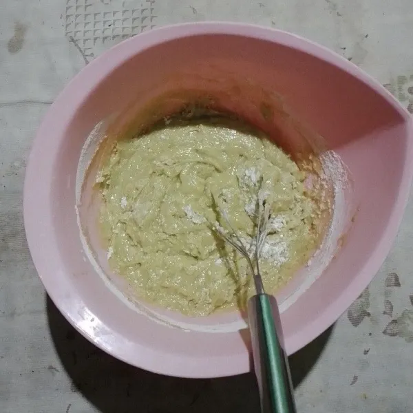 Masukkan tepung terigu sedikit demi sedikit sambil diaduk hingga tercampur rata.