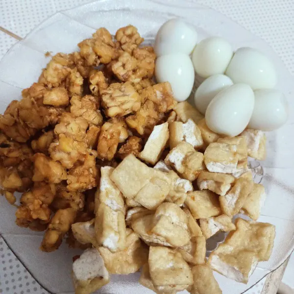 Goreng tahu dan tempe. Rebus telur puyuh.