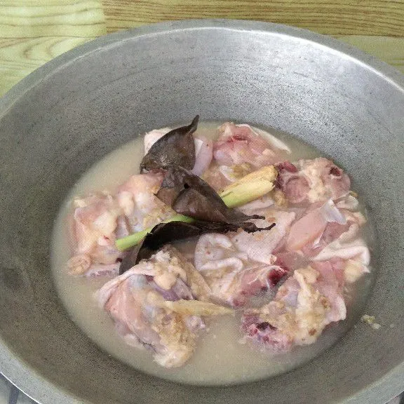 Masukkan air, kaldu jamur, garam . Aduk hingga semua tercampur dan koreksi rasa sesuai selera.