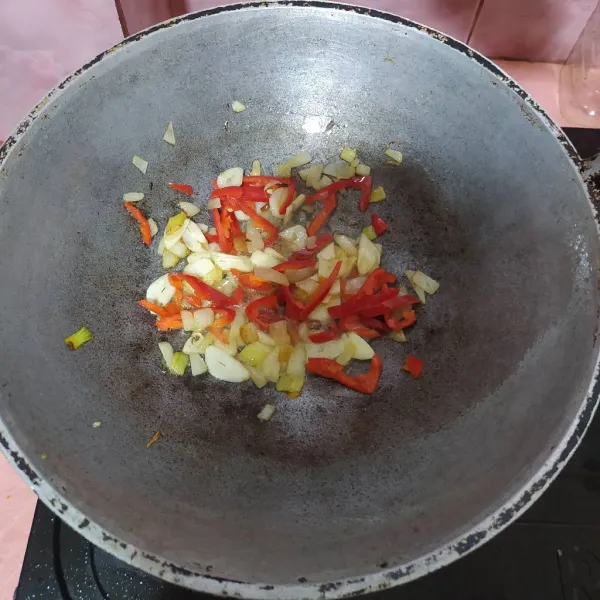 Tumis irisan bawang bombay dan bawang putih lalu masukkan cabe merah.