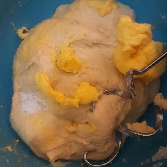 Beri margarin dan garam, ulen kembali hingga kalis (sekitar 8-10 menit)