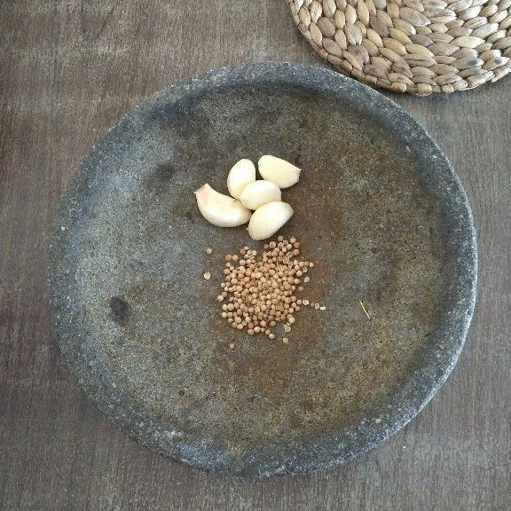 Uleg kasar bawang putih dan ketumbar.