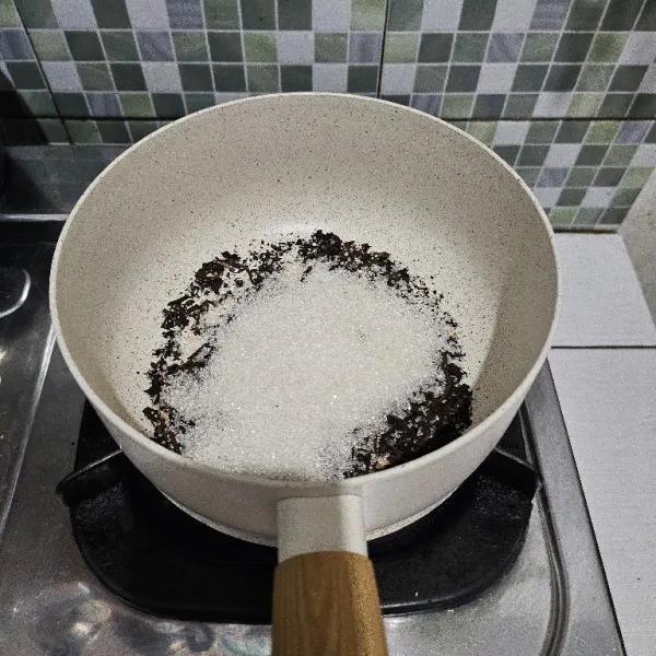 Masukkan gula pasir, lalu masak dengan api sedang hingga gula larut