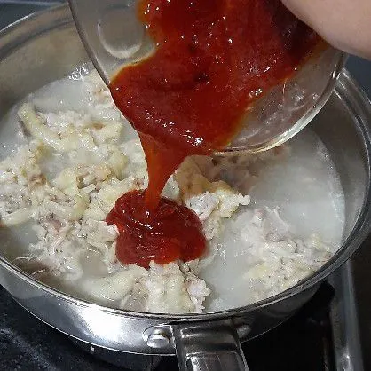 Masukkan campuran saus gochujang, hot lava dan kecap asin, aduk rata dan masak hingga meresap.