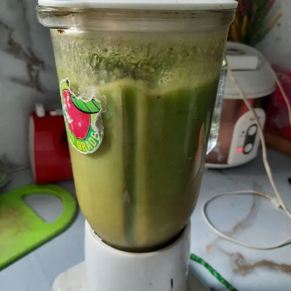 Blender buah dan sayur hingga halus