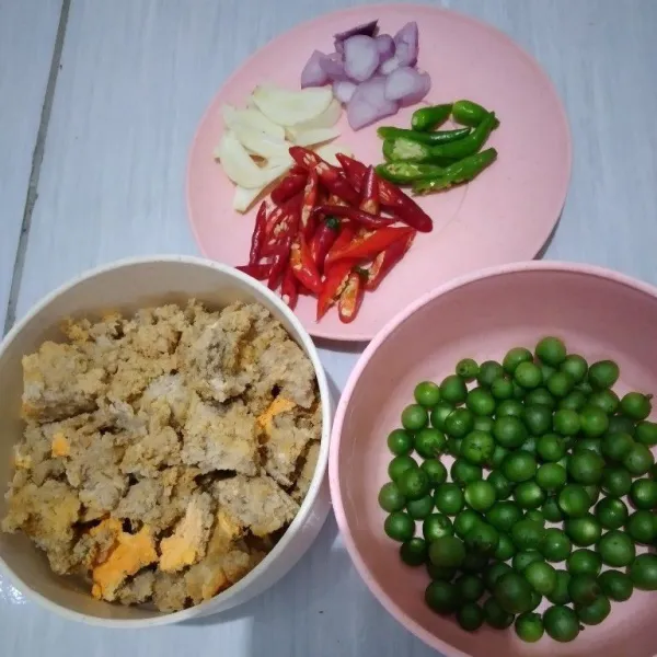 Siapkan semua bahan dan potong-potong bahannya.