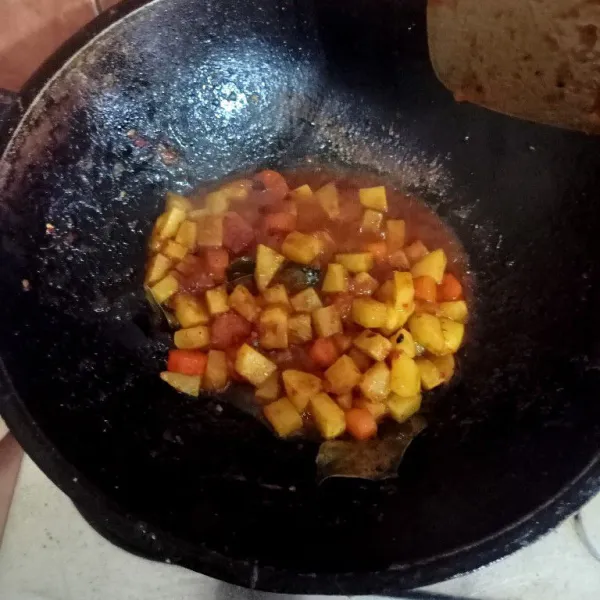 Masukkan kentang yang telah di goreng sebelumnya, aduk-aduk hingga rata sekitar 3 menit.