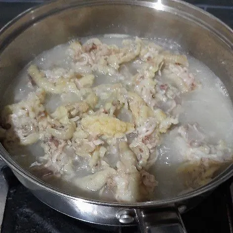 Panaskan air kemudian masukkan ceker, masak hingga empuk kemudian masukkan bawang putih parut.