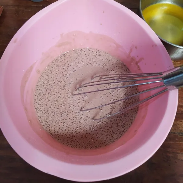 Campur tepung dan cairan sambil dikocok dengan whisker.
