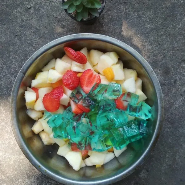 Tambahkan potongan jelly.
