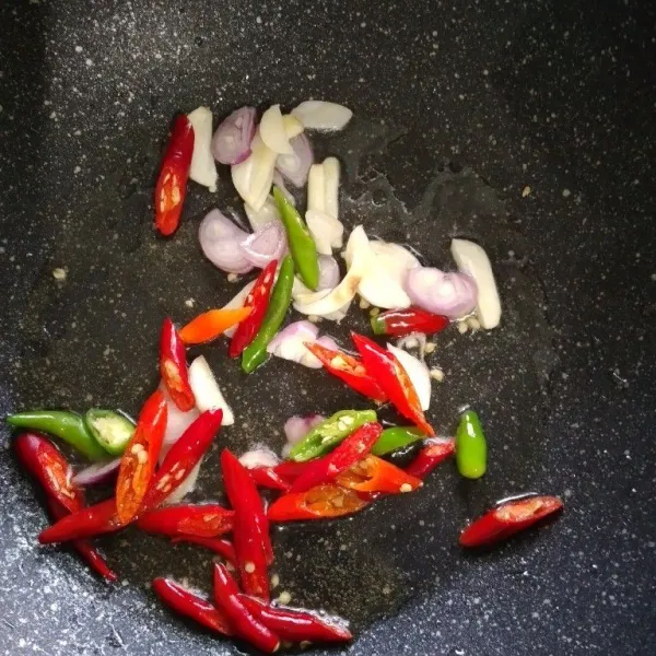 Tumis bumbu yang sudah diiris.