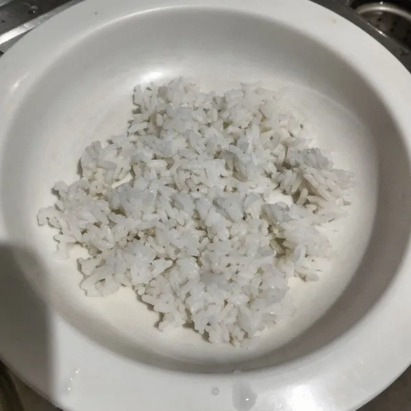 Siapkan nasi putih lalu taburi garam.