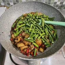 Masukkan kacang panjang.