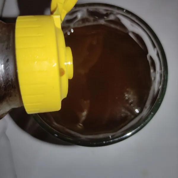Masukan madu, lalu aduk-aduk.