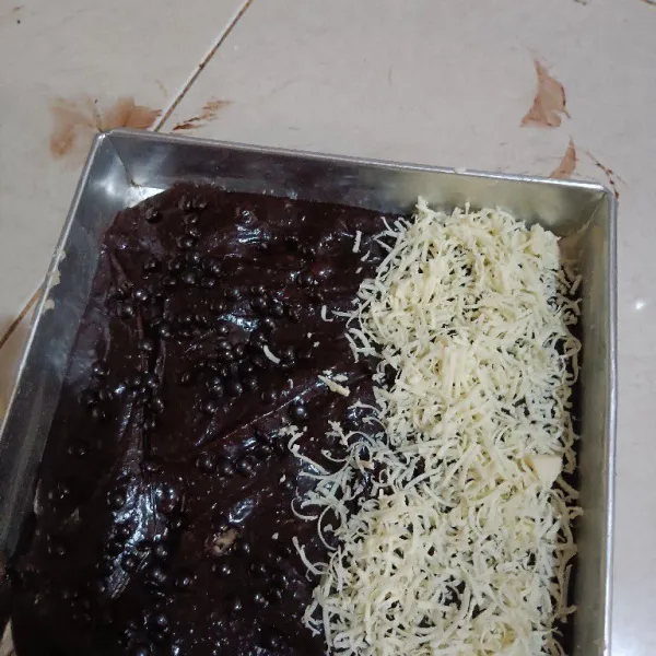 Tuang kedalam loyang yang sudah dioles carlo. Beri topping keju dan chococip ataupun sesusai selera. Sebaiknya gunakan baking paper.