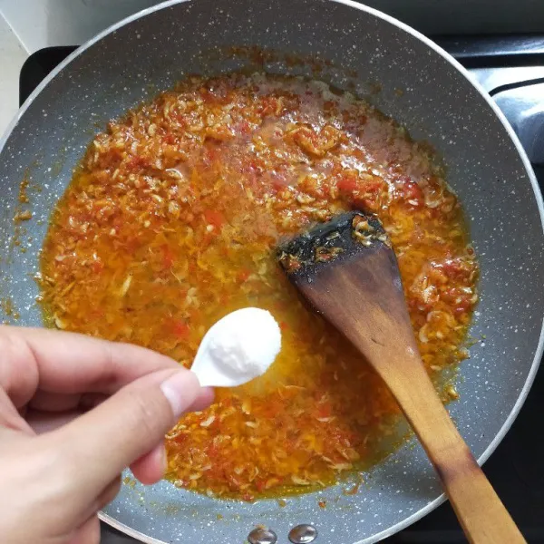Beri garam, kaldu jamur, saus tiram, dan gula pasir.