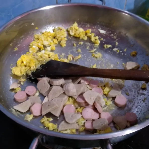 Masukkan sosis dan bakso iris, tumis sampai matang.